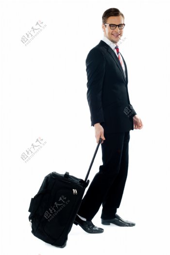 拉着行李箱的外国男人图片