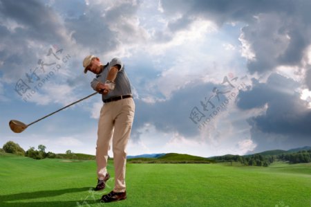 打高尔夫的男士图片