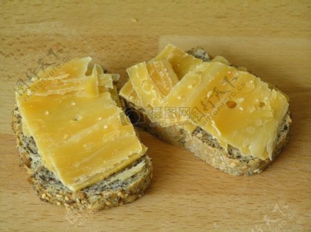 桌面的奶酪和面包