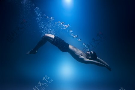 潜水的男子运动员图片