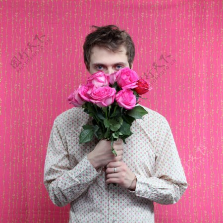 双手捧着玫瑰的男人图片
