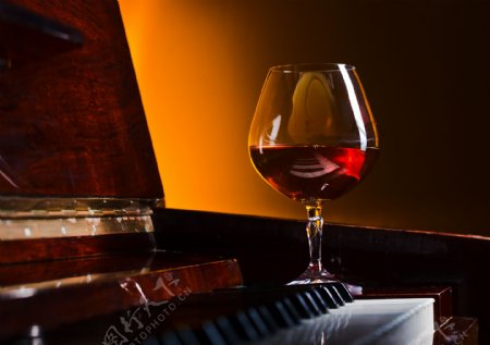 钢琴与红酒图片