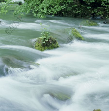 绿树青山河流自然景色图片