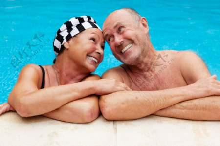 游泳池边的老年夫妇图片