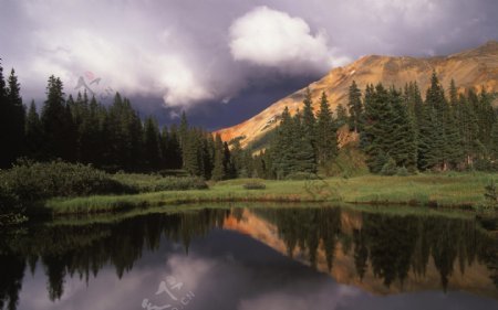 美丽湖面山峰风景图片