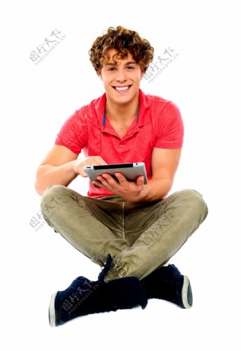 坐着玩平板电脑的男孩图片