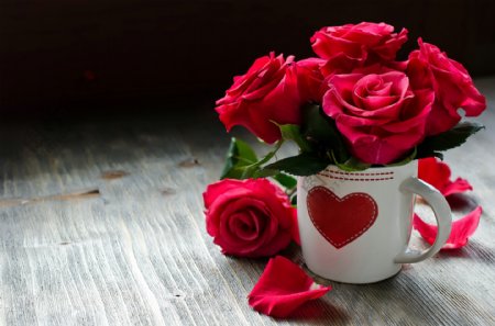 心形杯里的玫瑰花图片