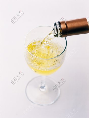 倒入杯中的洋酒俯视图图片图片