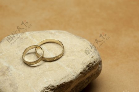 石头上的戒指