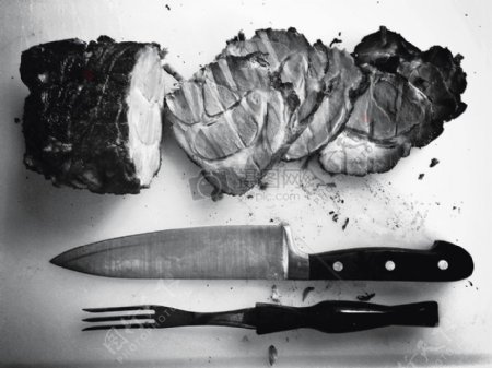 食品黑色和白色牛排肉刀叉