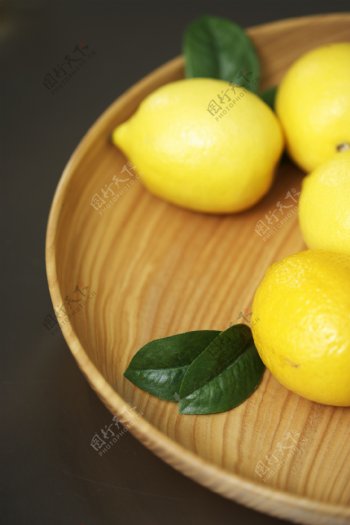 木盘里的柠檬图片