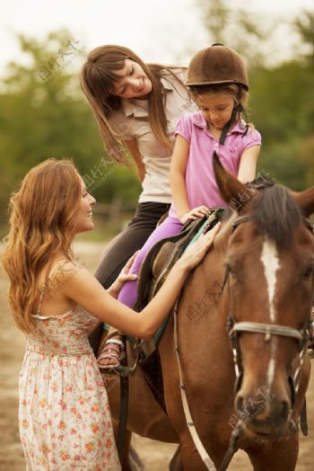 在骑马的女孩图片
