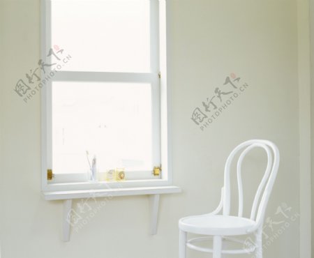 窗户与椅子图片