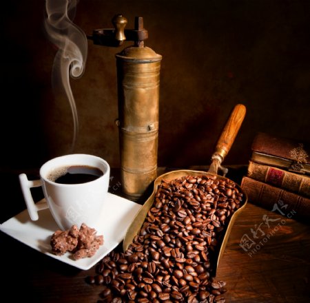木桌上的咖啡豆和咖啡图片