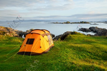 海边草地上的帐篷图片