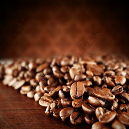 桌子上的咖啡豆背景图片
