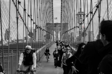 人们白天走在桥的灰度照片