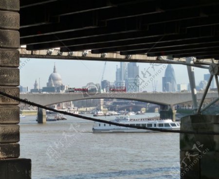 位于伦敦的天际线河thames.jpg