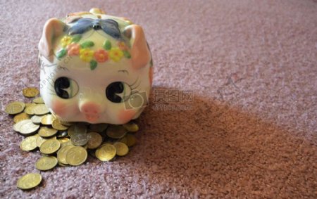 小猪钱罐旁的硬币