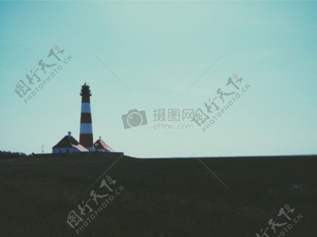 海岸上伫立的灯塔