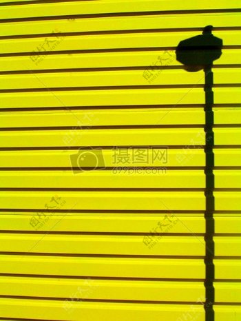 黄色背景旁的灯具
