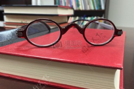 书籍上的眼镜