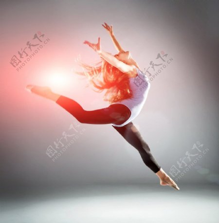 跳跃体操美女图片
