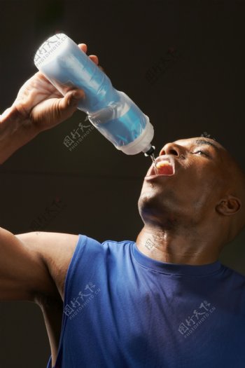 喝水的黑人运动员高清图片