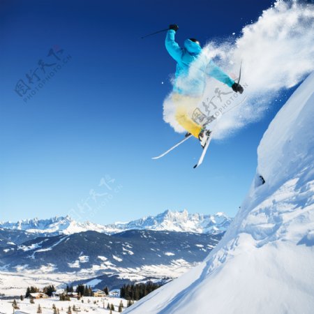腾空跳跃的滑雪运动员