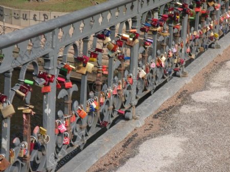 巴黎桥上的爱情锁