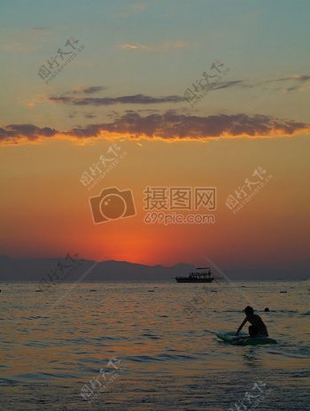 黄昏时的海面上