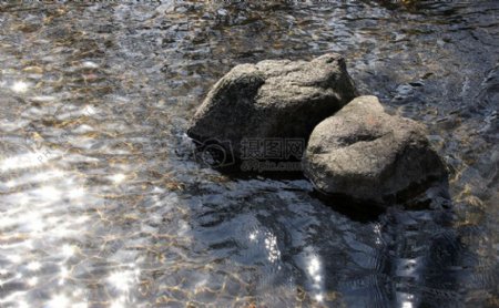 石头和清澈的水