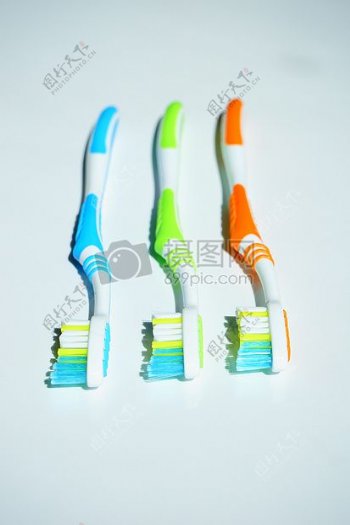 排列整齐的牙刷