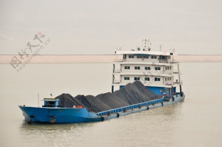 运煤的船只摄影图片