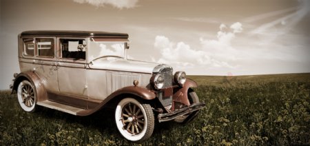 草原上的复古汽车图片