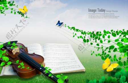 草地上的小提琴与乐谱PSD分层素材