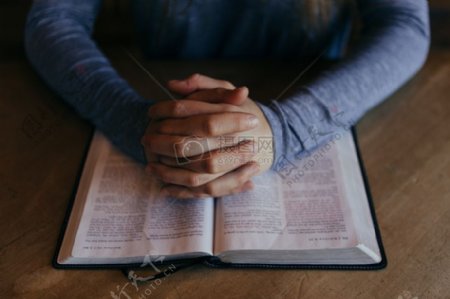 教传教士读经圣祷告