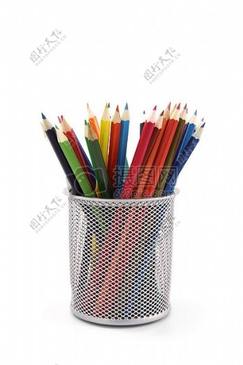 笔筒里装着五颜六色的铅笔