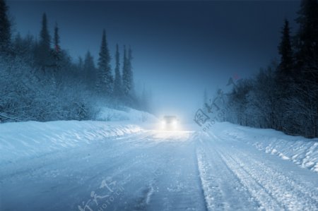 夜晚行驶在雪地上的汽车图片