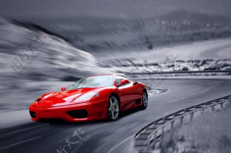 在弯道上高速行驶的红色跑车图片