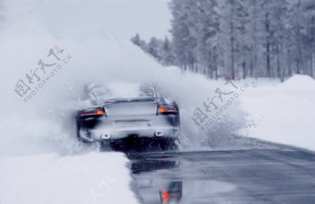 雪地上奔驰的轿车图片