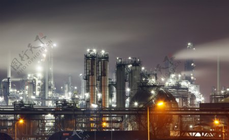夜晚的化工厂图片