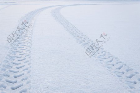 雪地上的轮胎印图片