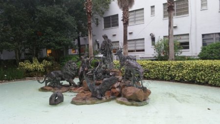 园中的雕像群