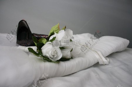 洁白的婚纱和手捧花