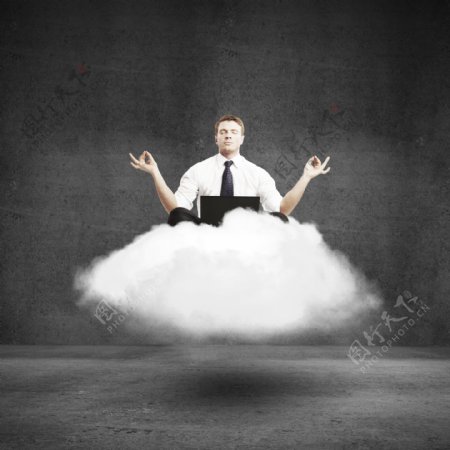 坐在云朵上练瑜伽的男人图片