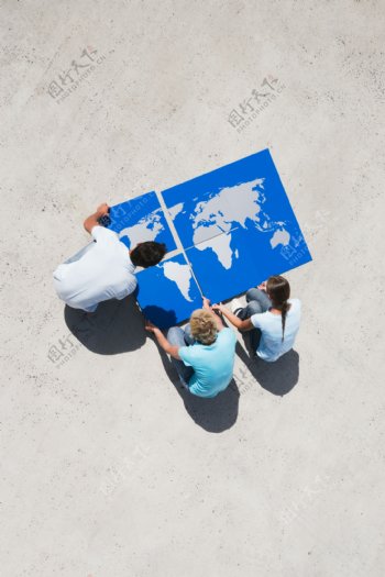 人物与世界地图拼图图片