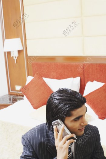 坐在宾馆打电话的商务人士图片图片