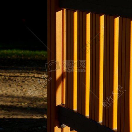 阳光下的木栅栏