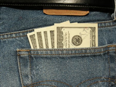 牛仔裤兜里的美元图片